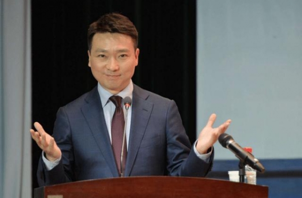 央视一哥康辉：父亲多次奔波求来大学名额，膝下无子父母遗憾而终