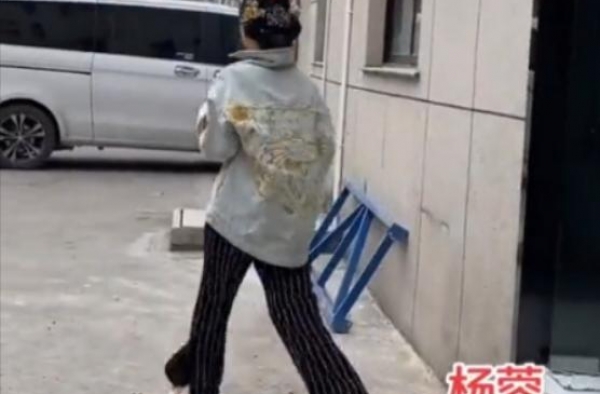 网曝39岁杨蓉现场发飙，愤怒呵斥围观者，与往日形象大不同