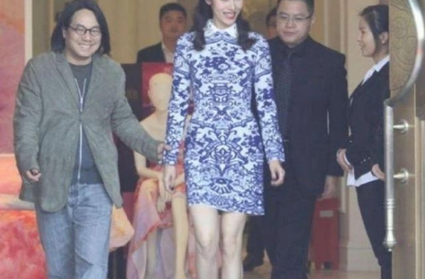 50岁不用装嫩也漂亮，李嘉欣穿旗袍裙，全身散发古典优雅气质
