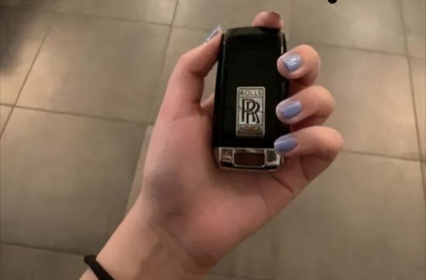 黄圣依继女高调炫富，清冷气质胜继母，幸好父亲疼爱不然处境尴尬