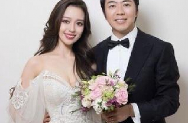 恭喜！郎朗宣布小12岁爱妻吉娜怀孕，4月还曾抱起75公斤丈夫