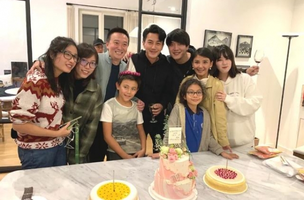 刘烨妻子病后复出暴瘦，衣着朴素很低调，一双儿女颜值也被嘲？