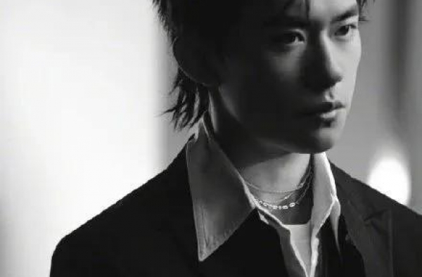 华鼎奖没收易烊千玺奖杯，主持人解释难服众：双标如何解释？