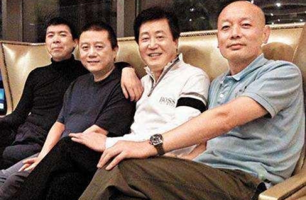 冯小刚：母亲瘫痪16年，现实逼迫出野心，62岁成“孤儿”痛哭