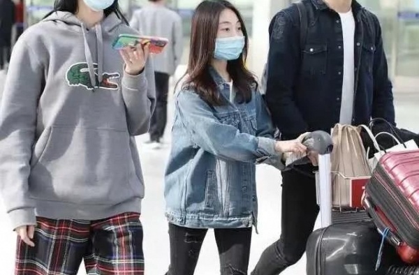 海陆张峻宁机场大方被拍，疑似恋情曝光，这次又是姐弟恋