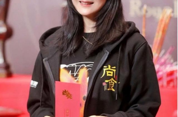 王艳复出拍戏，46岁状态老得真实，总比那些打针装嫩的要漂亮