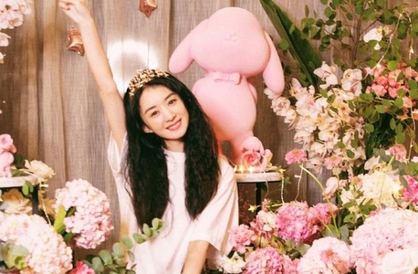 赵丽颖33岁庆生照曝光，头戴皇冠宛如少女，曾遭初恋劈腿很心酸