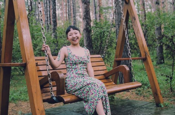 辣目洋子不是传统美女却耐看，碎花吊带配西瓜头，大圆脸太复古