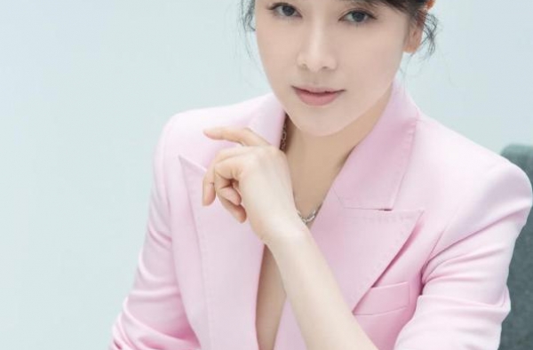 她曾是体操冠军，16岁被姜文带进娱乐圈，被传私生活混乱