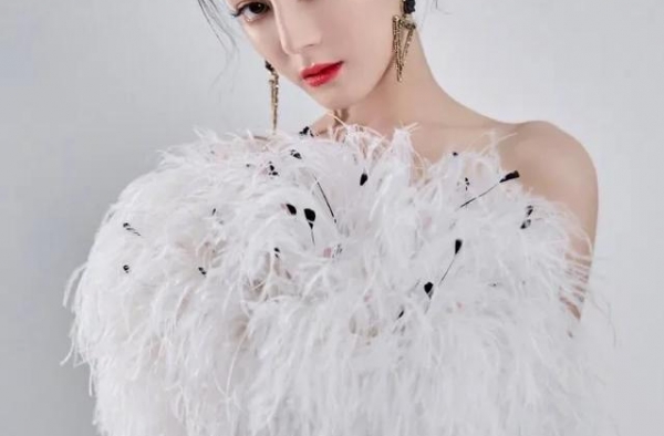 迪丽热巴活动造型图｜身着白色羽毛抹胸包臀连衣裙显曼妙身姿