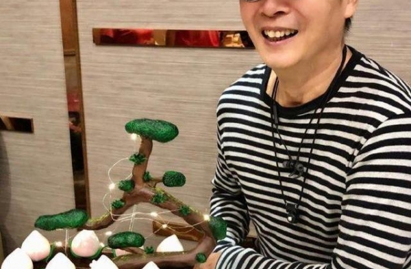 71岁刘松仁近照暴瘦，晚年出行不离拐杖，娶空姐晚年无子也幸福