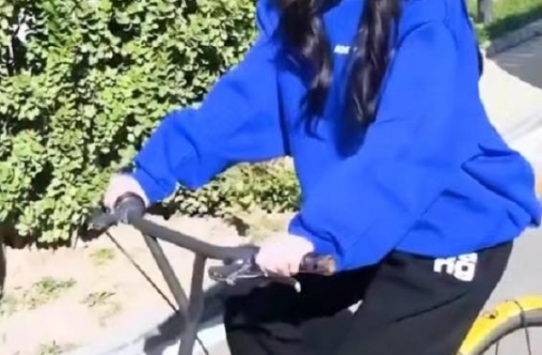 杨幂“骑车照”被疯传，看她独特的刹车方式，腿短女子真做不到
