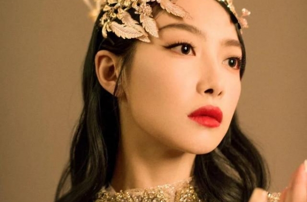 金鹰女神宋茜出场方式引热议！妆容遭吐槽，“从天而降”女王气场