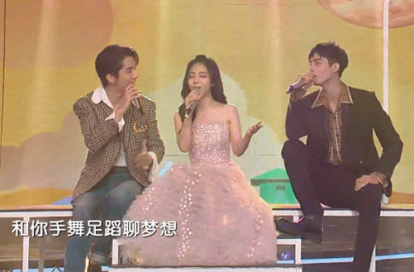 金鹰节开幕式表演：谭松韵端水大使，赵今麦越来越美，关晓彤优雅