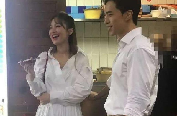 脱单了？金莎穿百褶衬衣长裙甜美精致，一旁男子韩范十足为其撑伞