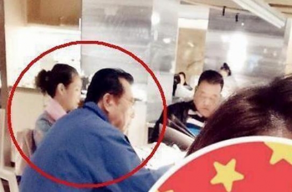81岁李双江出席聚会，满头黑发精神好，小27岁娇妻今成老太婆