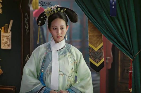 如懿传｜海兰海贵人的旗头发饰：红蕊碧玺花簪、金长流苏、玉耳坠