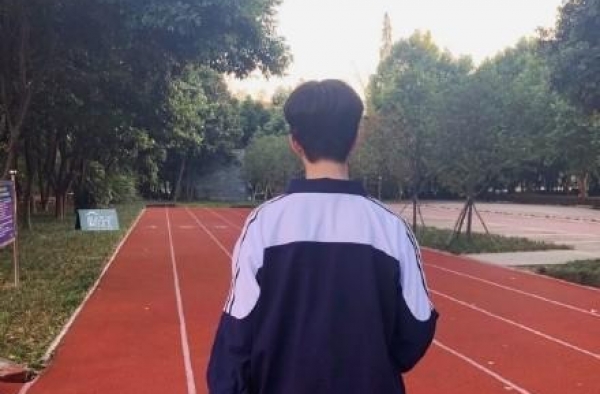 站姐掌握财富密码？王一博肖战图册卖两百万，选秀代拍周入一万五
