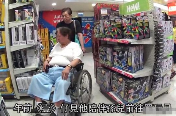 68岁洪金宝看儿子踢球拄拐外加三人搀扶，健康状态堪忧