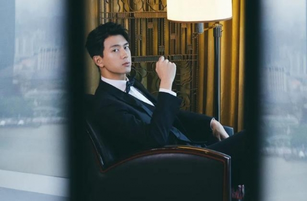 李现忙工作？