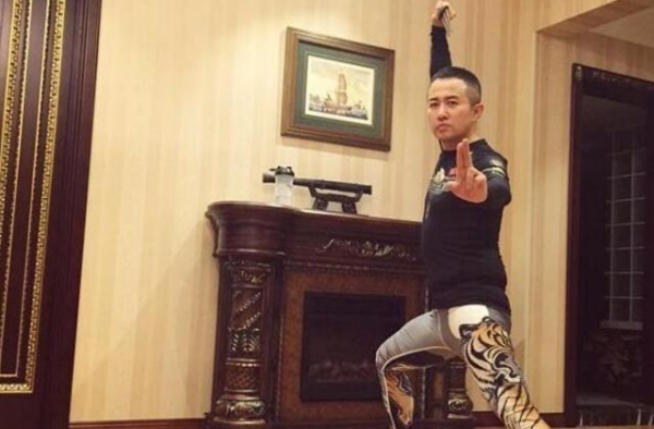 参观郭晨东如今住的房子，别看他平时很粗鲁，房子装修却细腻温柔