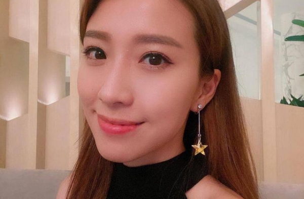 39岁姚子羚晒新妆容自拍，眼睛又大又圆劲可爱，获网友激赞