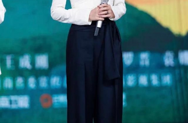 袁姗姗经典黑白配盈盈可人