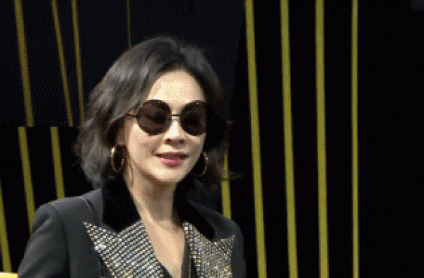 刘嘉玲与男友人玩暧昧？参加聚会满身珠光宝气，穿格子裙独占焦点