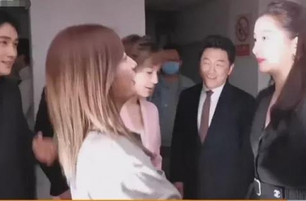 别人手机里的赵薇，脸老的真实，就是很普通的中年妇女