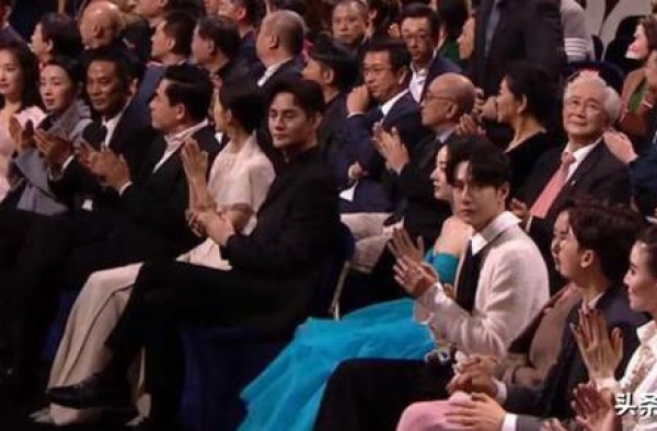 金鹰节现场：王一博和赵丽颖同框，导播直接将粉丝当成了气氛组