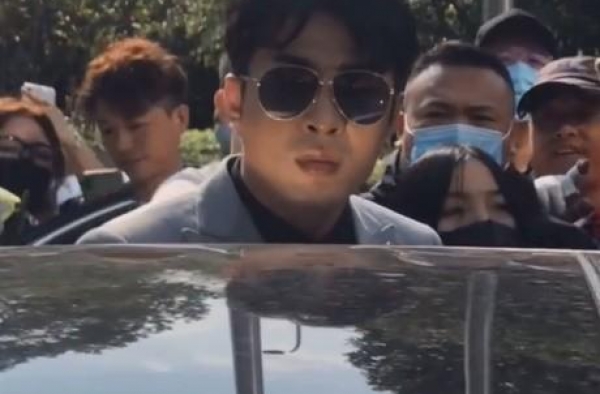 网红辛巴酒店怒斥保安，不管什么原因身为公众人物，这样做对么？