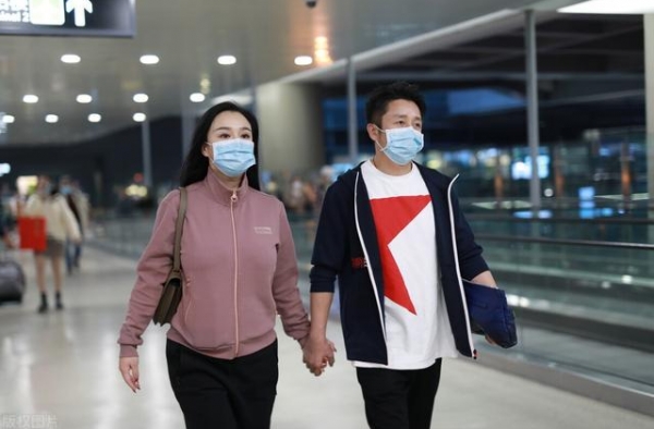 邹市明冉莹颖现身机场宛如热恋情侣，两人一路牵手高调秀恩爱