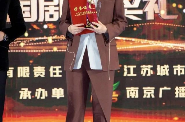李小冉认真打扮登奖台，穿西服套装长腿笔直，比礼仪小姐还显气质