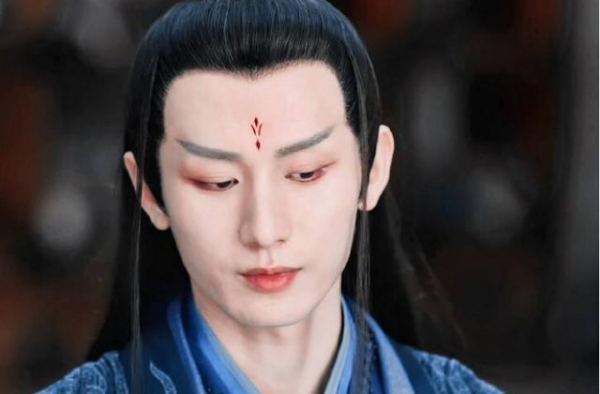 酷似成毅没他好命，《变形记》最成功的明星，却因哥哥遭攻击