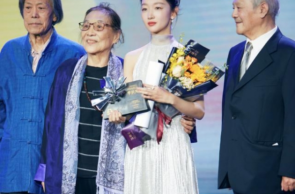 周冬雨现身北电校庆，亮片长裙美出新高度，丑小鸭逆袭成影后