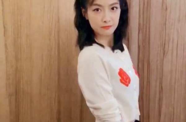 宋茜秀热舞答谢网友，动作粗犷有大妈范，上衣短到让人尴尬