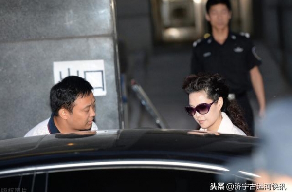 李双江 和梦鸽近照，满脸憔悴尽显老态，眼神让人看着心酸