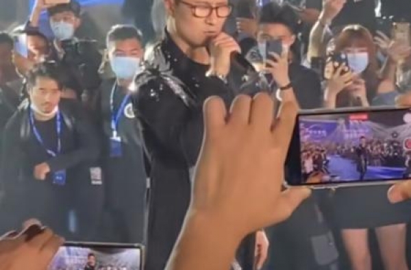 不给面子？三江锅盛典百位网红助阵，汪峰老师唱完三首歌火速离场