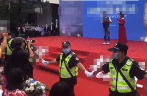 任达华商演保安围成墙，五米之内无人近身，本人谈笑风生不受影响