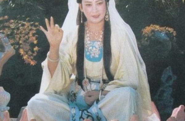 70岁观音扮演者左大玢罕见现身，眉目慈祥满头黑发被赞有气质