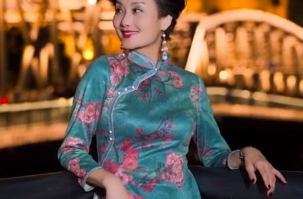 54岁慕容云海妈妈穿旗袍大秀身材，看着竟比29岁郑爽还年轻