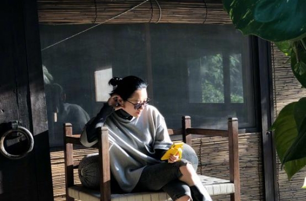 许晴去度假真会穿，全身只用了灰色+黑色，却穿出了无尽层次感