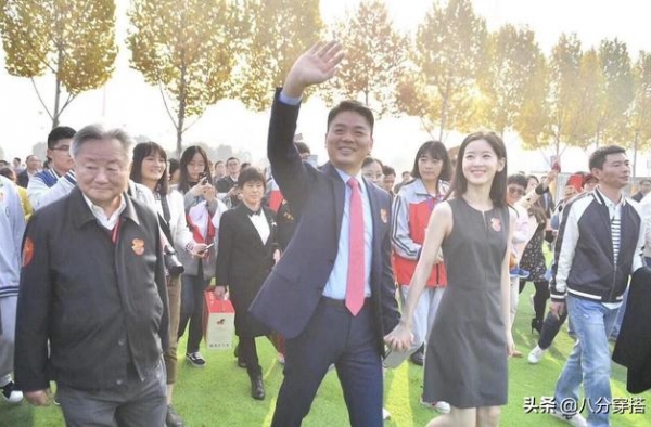 富商老婆章泽天26岁气质全开，穿无袖黑色连衣裙，简约大气时髦