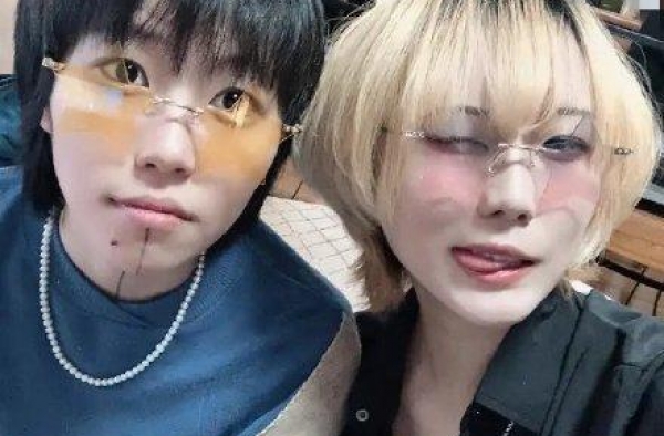 窦唯二女儿晒近照，与姐姐窦靖童搞怪卖萌，姐妹五官神似打扮前卫