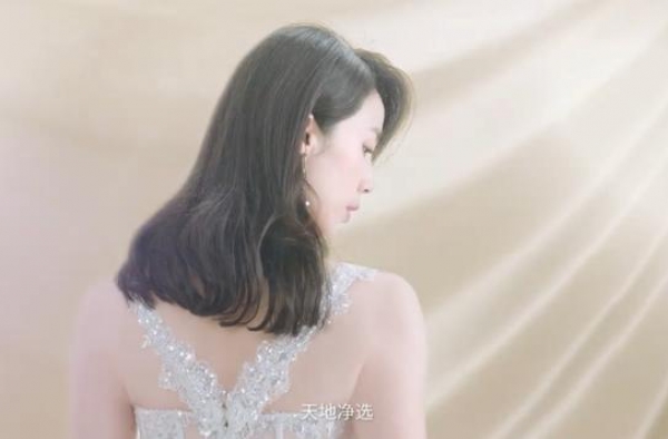 黄磊娇妻孙莉终于复出啦！穿低深V领长裙美成画，少女肌太惹人羡