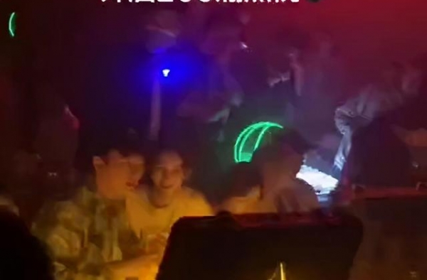 王思聪带名媛蹦迪狂欢，黑桃A随便开！一晚消费高达200万