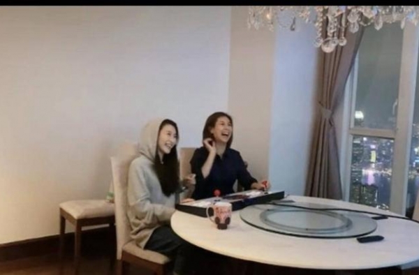 人生赢家！林夏薇于15亿豪宅打游戏，网友留言：好羡慕