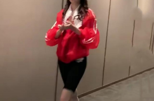 洪欣去洗手间被偶遇，穿红衣黑裤身高优越，身形暴瘦被指皮包骨头