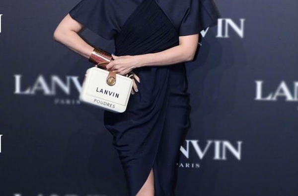 章子怡生图抗打，一身高贵礼服裙穿出女人魅力，展现曼妙身材
