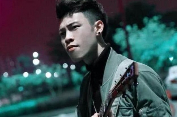 当年靠一首歌赚上千万，买180万奥迪，如今沦落夜市卖唱